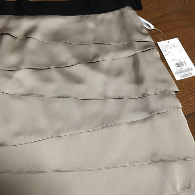 UNTITLED(アンタイトル)の新品 タグ付き アンタイトルのスカート レディースのスカート(ひざ丈スカート)の商品写真