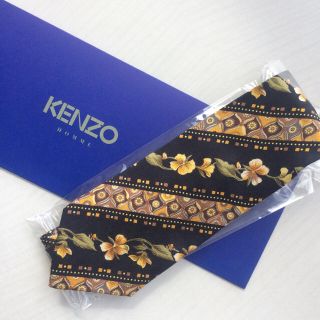 ケンゾー(KENZO)の美品 KENZO ブラックベース花柄レジメンタイ(ネクタイ)