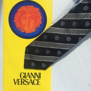 ジャンニヴェルサーチ(Gianni Versace)の☆美品 GIANNI VERSACEのメデューサドット柄レジメンタイ　ケース付☆(ネクタイ)