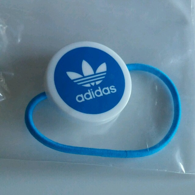 adidas(アディダス)の新品 未使用　アディダス　ヘアゴム レディースのヘアアクセサリー(ヘアゴム/シュシュ)の商品写真