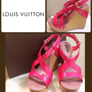 ルイヴィトン(LOUIS VUITTON)のルイヴィトン♡ピンクエナメル ストラップ ウエッジ サンダル♡(サンダル)