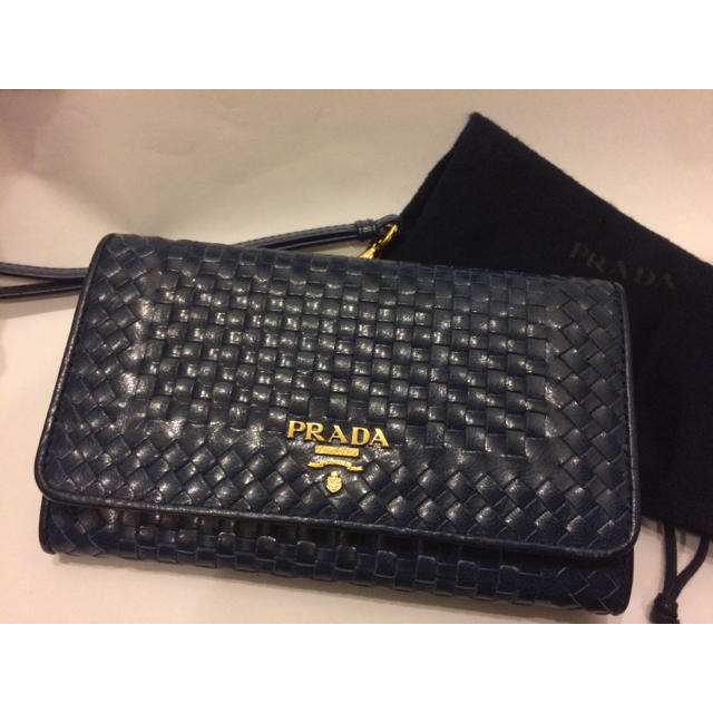 PRADA(プラダ)のPRADAストラップ付きショートウォレットMADRAS(マドラス) レディースのファッション小物(財布)の商品写真