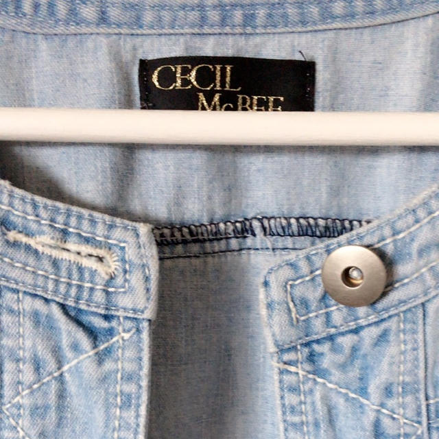 CECIL McBEE(セシルマクビー)のセシルマクビーノーカラーデニムジャケット レディースのジャケット/アウター(ノーカラージャケット)の商品写真