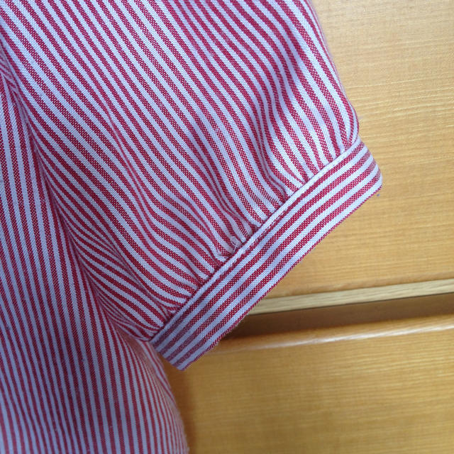SPINNS(スピンズ)の赤ストライプシャツ♡ レディースのトップス(シャツ/ブラウス(半袖/袖なし))の商品写真