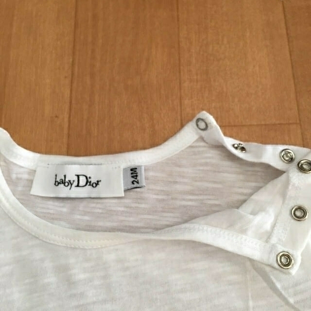 新品未使用 🇫🇷baby Dior 24M 白Tシャツ キッズ/ベビー/マタニティのベビー服(~85cm)(Ｔシャツ)の商品写真