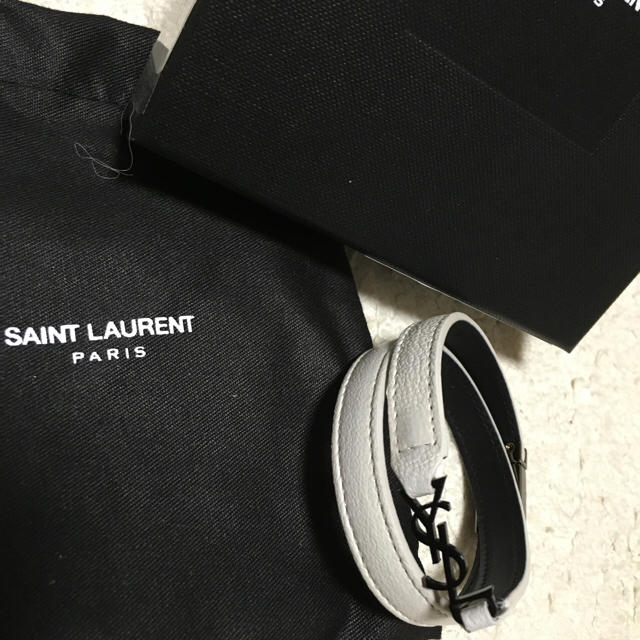 Saint Laurent(サンローラン)のイヴサンローラン Saint Laurent ブレスレット 革 白 男女兼用 レディースのアクセサリー(ブレスレット/バングル)の商品写真