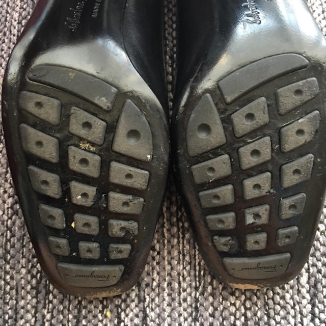 Salvatore Ferragamo(サルヴァトーレフェラガモ)のSalvatore Ferragamo 黒パンプス レディースの靴/シューズ(ハイヒール/パンプス)の商品写真