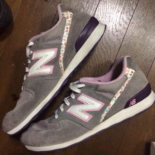 ニューバランス(New Balance)のニューバランス/グレー/花柄(スニーカー)