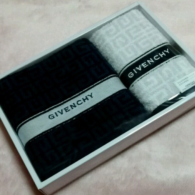 GIVENCHY(ジバンシィ)のジバンシー♡タオルセット インテリア/住まい/日用品の日用品/生活雑貨/旅行(タオル/バス用品)の商品写真