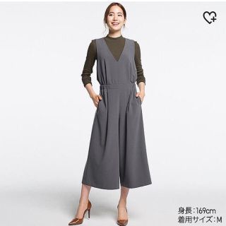 ユニクロ(UNIQLO)の♡新品タグ付き♡ユニクロ UNIQLO Vネックサロペット(サロペット/オーバーオール)