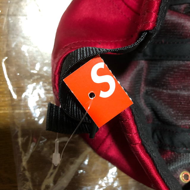 Supreme(シュプリーム)のsupreme satin cap red ｼｭﾌﾟﾘｰﾑ　ｷｬｯﾌﾟ　ﾚｯﾄﾞ レディースの帽子(キャップ)の商品写真