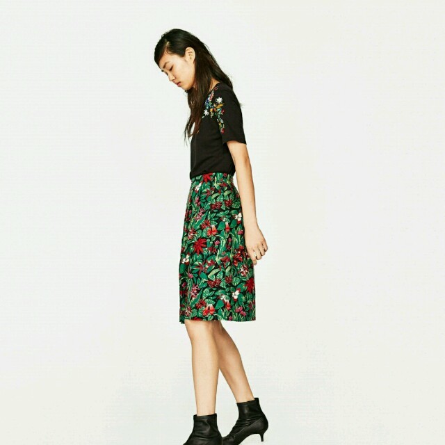 ZARA(ザラ)のZARA 今季♪プリント地ミディスカート XS レディースのスカート(ひざ丈スカート)の商品写真