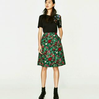 ザラ(ZARA)のZARA 今季♪プリント地ミディスカート XS(ひざ丈スカート)