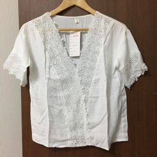 ザラ(ZARA)の新品！ レース 刺繍 ブラウス トップス Tシャツ ホワイト 白(シャツ/ブラウス(半袖/袖なし))