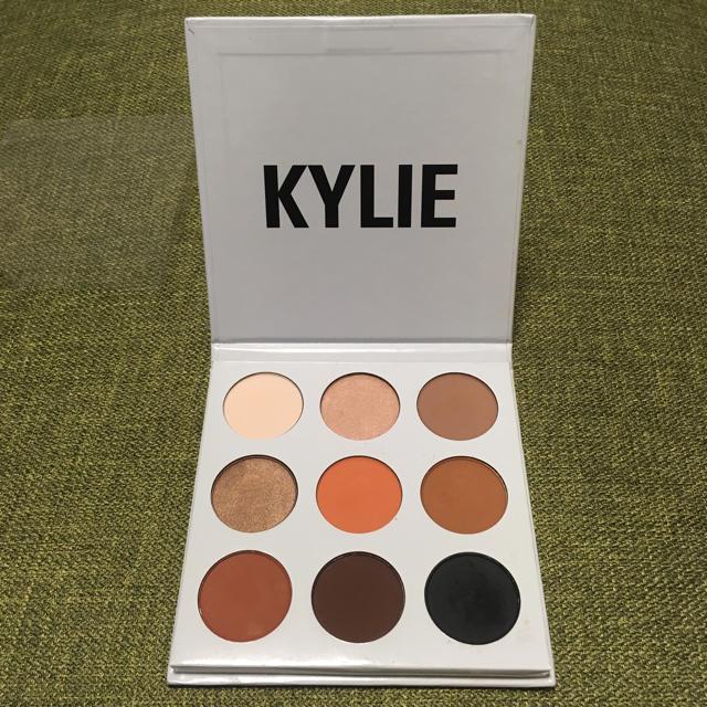 Kylie Cosmetics(カイリーコスメティックス)のKylie Cosmetics カイリーコスメティクス ブロンズパレット コスメ/美容のベースメイク/化粧品(アイシャドウ)の商品写真