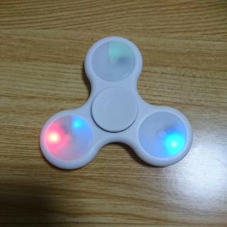 ラスト1個！！光る LEDハンドスピナー 白 ホワイト(知育玩具)