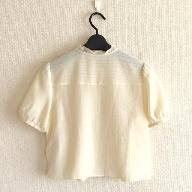 JILLSTUART(ジルスチュアート)のジルスチュアート♡胸元ビジューシャツ レディースのトップス(シャツ/ブラウス(半袖/袖なし))の商品写真