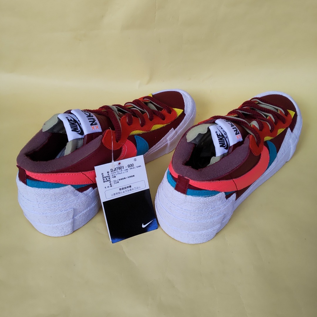 NIKE(ナイキ)の【未使用】ナイキ sacai x KAWS ブレーザーLOW 28cm DM7901-60 メンズの靴/シューズ(スニーカー)の商品写真