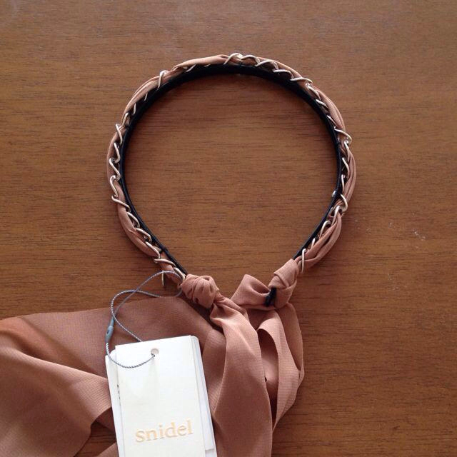 SNIDEL(スナイデル)の新品タグ付♡メタルリボンカチューシャBR レディースのヘアアクセサリー(カチューシャ)の商品写真