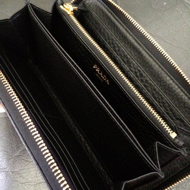 PRADA(プラダ)の新品未使用 プラダ 財布 ブラック ラウンドジップ ウォレット チェーンシャネル レディースのファッション小物(財布)の商品写真