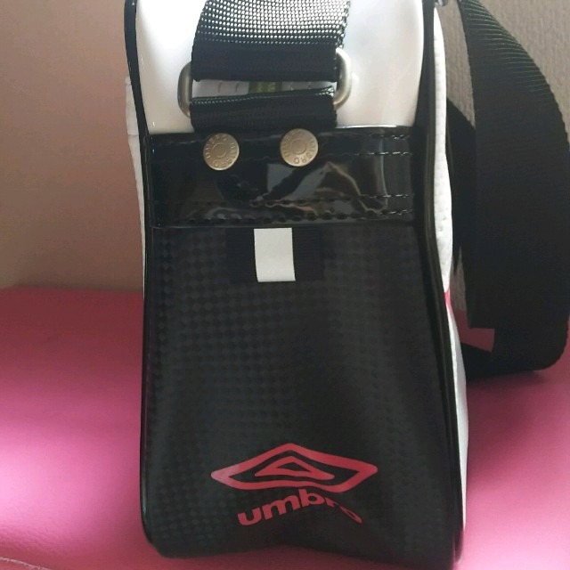 UMBRO(アンブロ)の専用　購入出来ませんm(__)m　umbro エナメル ショルダーバッグ スポーツ/アウトドアのサッカー/フットサル(その他)の商品写真