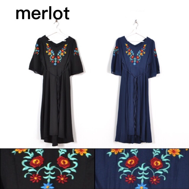 merlot(メルロー)のコマ様専用メルロー 花刺繍ウエストマークロングワンピース ネイビー レディースのワンピース(ロングワンピース/マキシワンピース)の商品写真