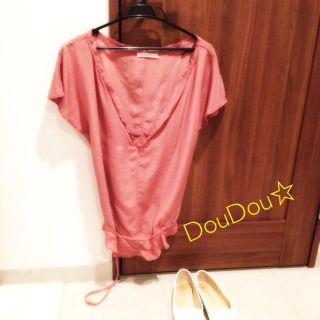 ドゥドゥ(DouDou)のシルク100%トップス♡サテンパンプス！(カットソー(半袖/袖なし))