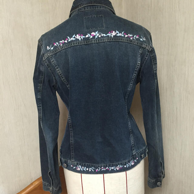 Sisley(シスレー)のシスレー 花柄刺繍がとても可愛い Gジャン レディースのジャケット/アウター(Gジャン/デニムジャケット)の商品写真