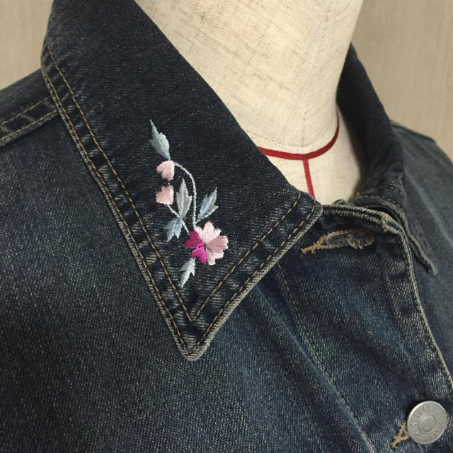 Sisley(シスレー)のシスレー 花柄刺繍がとても可愛い Gジャン レディースのジャケット/アウター(Gジャン/デニムジャケット)の商品写真