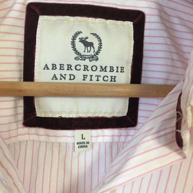 Abercrombie&Fitch(アバクロンビーアンドフィッチ)のAbercrombie & Fitch ピンクストライプシャツ レディースのトップス(シャツ/ブラウス(長袖/七分))の商品写真