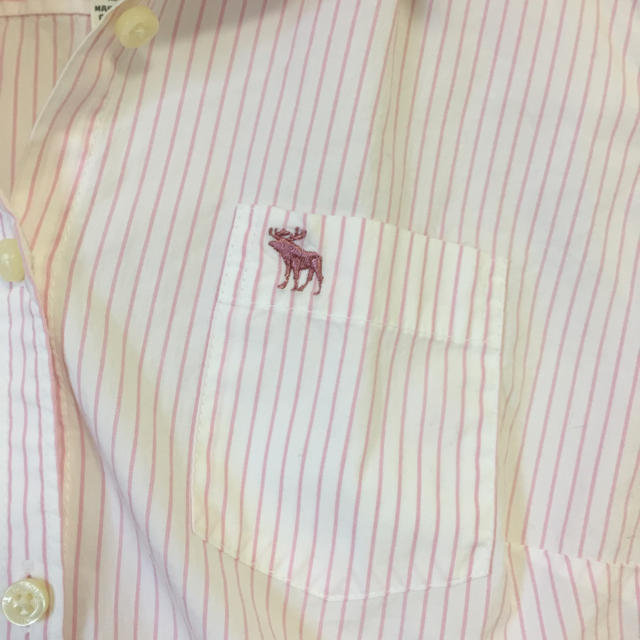 Abercrombie&Fitch(アバクロンビーアンドフィッチ)のAbercrombie & Fitch ピンクストライプシャツ レディースのトップス(シャツ/ブラウス(長袖/七分))の商品写真