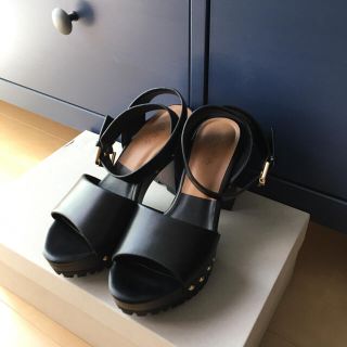 ザラ(ZARA)の新品同様、送料無料、ZARA ザラ スタッズ ストラップ サンダル (サンダル)