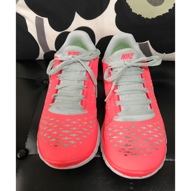 NIKE(ナイキ)のNIKE FREE ナイキフリー / 24cm ピンク ランニング スニーカー レディースの靴/シューズ(スニーカー)の商品写真