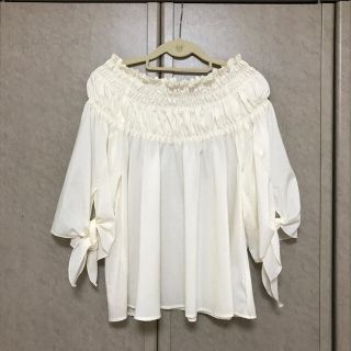 ダブルクローゼット(w closet)の【美品】袖リボン❤︎シャーリング プルオーバー(カットソー(長袖/七分))