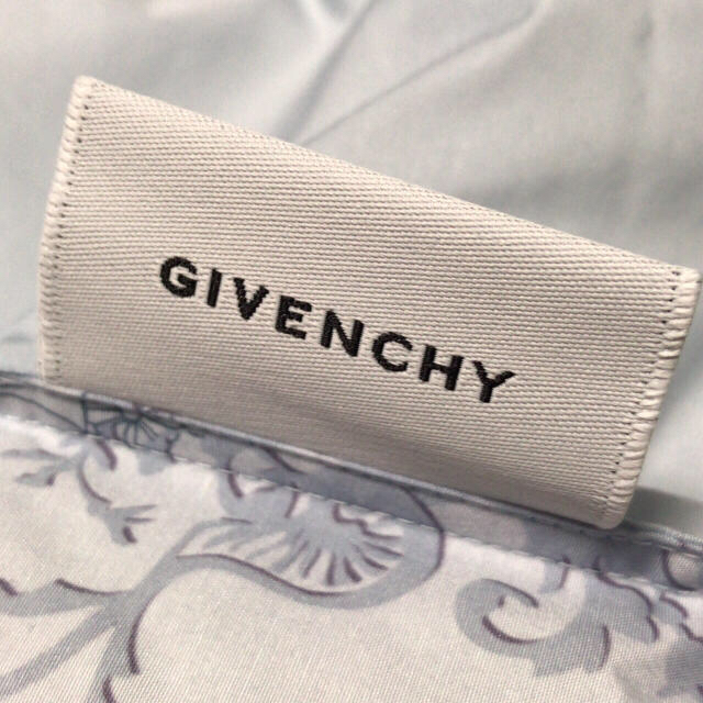 GIVENCHY(ジバンシィ)のGIVENCHY 洗える 羽毛肌掛け布団 未使用品 インテリア/住まい/日用品の寝具(布団)の商品写真