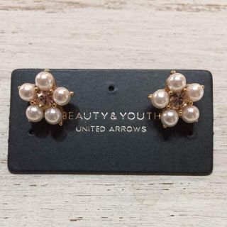 ビューティアンドユースユナイテッドアローズ(BEAUTY&YOUTH UNITED ARROWS)の値下げ！ユナイテッドアローズお花ピアス☆パールビジューゴールドビューティ&ユース(ピアス)