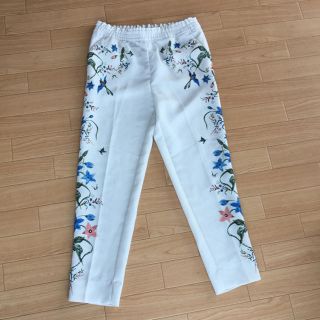 ザラ(ZARA)のZARA・パンツ・柄・白・新品・未使用(カジュアルパンツ)