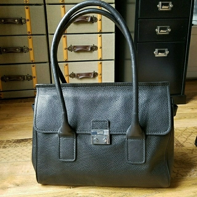 ほぼ新品　BREE レザーショルダーバッグ