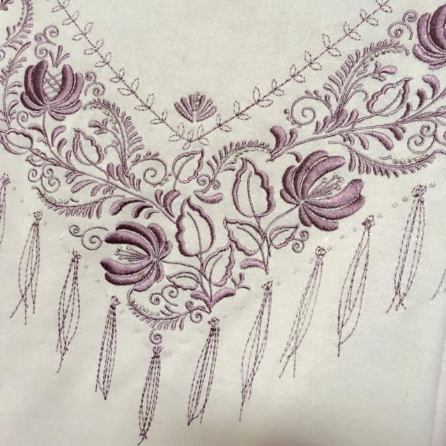 RayCassin(レイカズン)のレイカズン 刺繍 ビーズ付き カットソー レディースのトップス(カットソー(長袖/七分))の商品写真