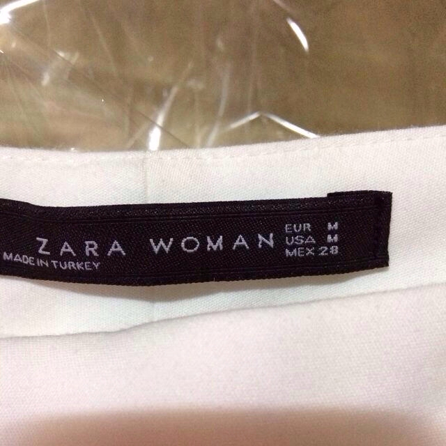 ZARA(ザラ)のZARA☆白パンツ レディースのパンツ(クロップドパンツ)の商品写真