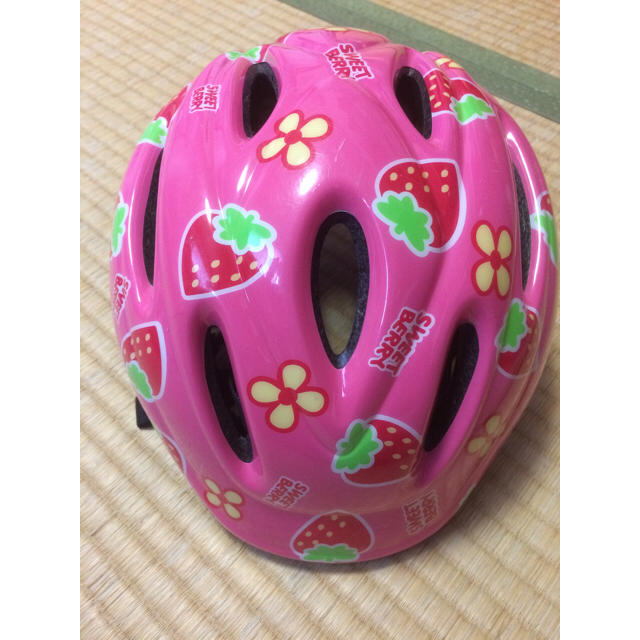 中古☆子供用いちごヘルメット(*´∀｀*)47〜51cm キッズ/ベビー/マタニティの外出/移動用品(自転車)の商品写真