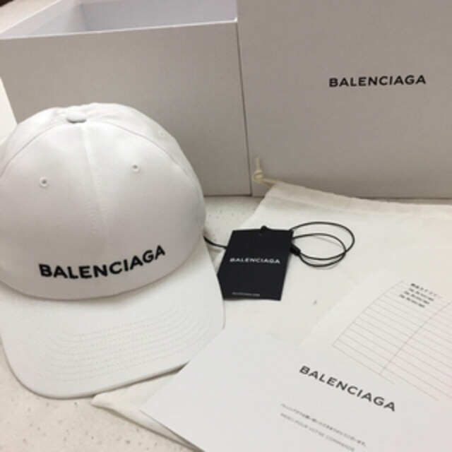 Balenciaga(バレンシアガ)の正規品‼︎ バレンシアガ ベースボール ロゴ キャップ 白 レディースの帽子(キャップ)の商品写真