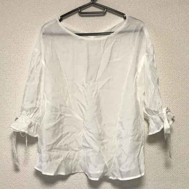 natural couture(ナチュラルクチュール)のnatural couture 袖リボンギャザースリーブブラウス レディースのトップス(シャツ/ブラウス(長袖/七分))の商品写真