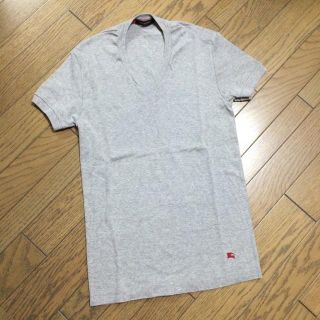 バーバリー(BURBERRY)の美品BURBERRY 刺入りVネックカットソー　日本製　バーバリー(Tシャツ/カットソー(半袖/袖なし))