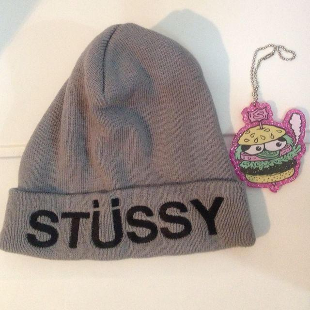 STUSSY(ステューシー)のstussyニット帽＆キーホルダーセット レディースの帽子(ニット帽/ビーニー)の商品写真