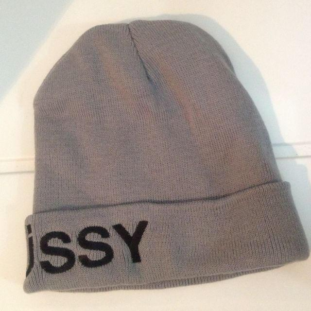 STUSSY(ステューシー)のstussyニット帽＆キーホルダーセット レディースの帽子(ニット帽/ビーニー)の商品写真