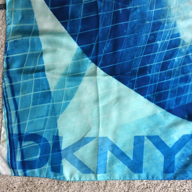 DKNY(ダナキャランニューヨーク)のDKNYスカーフ レディースのファッション小物(バンダナ/スカーフ)の商品写真
