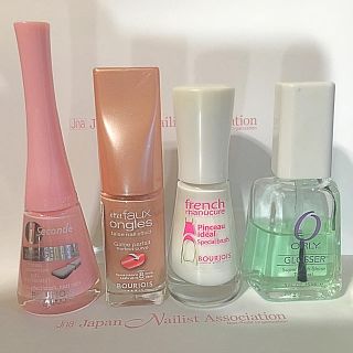 ブルジョワ(bourjois)のMoooon shop様専用 ブルジョア白+オーリートップコート(マニキュア)