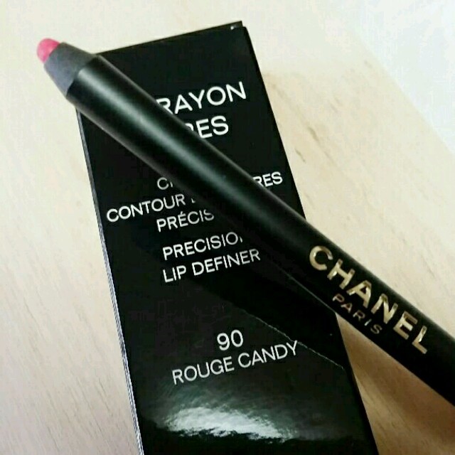 CHANEL(シャネル)のCHANEL　ル　クレイヨン　レーヴル９０ ルージュキャンディー コスメ/美容のベースメイク/化粧品(リップライナー)の商品写真