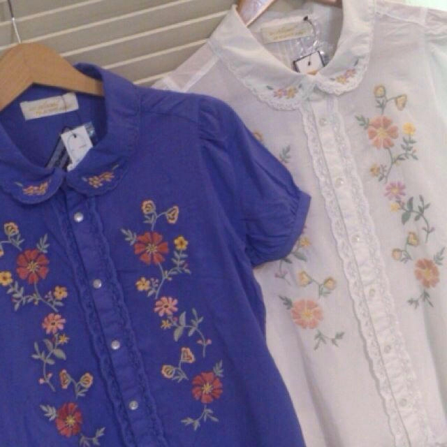 w closet(ダブルクローゼット)のw closet 刺繍ブラウス パープル レディースのトップス(シャツ/ブラウス(半袖/袖なし))の商品写真